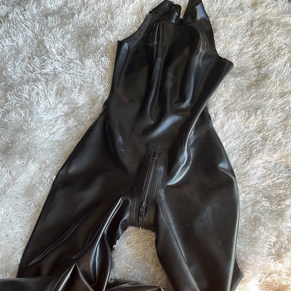 Libidex genuine 100% black latex rubber catsuit sleeveless with feet - Picture 4 of 13